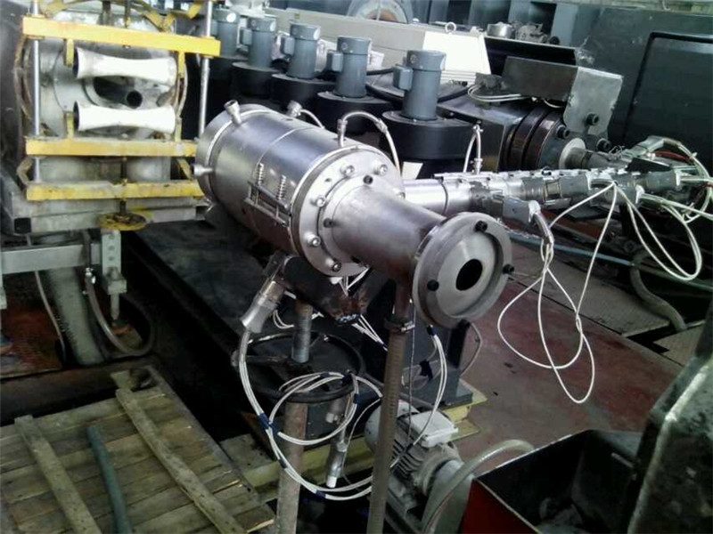Makinë për nxjerrjen e tubave HDPE PP (4)